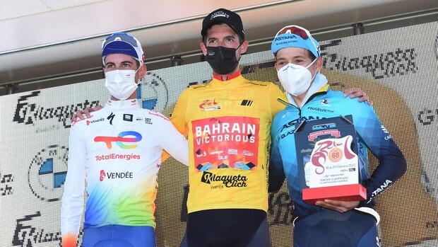 Wout Poels es el campeón de la Vuelta a Andalucía 2022 con el almeriense Cristian Rodríguez en el podio