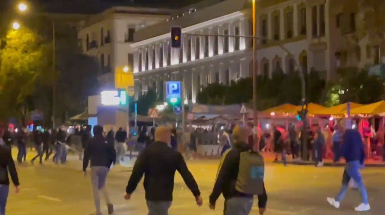 Captura de la pelea en Sevilla entre los ultras del Eintracht y el West Ham