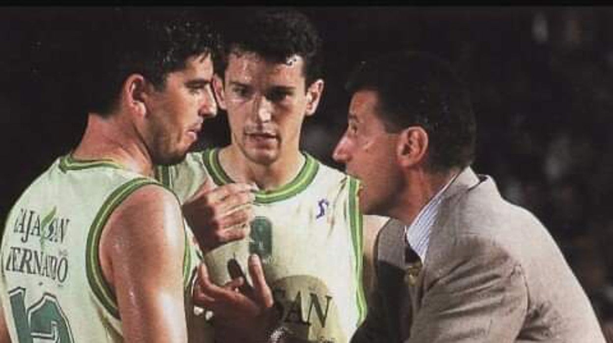 Benito Doblado, con Raúl Pérez en el centro de la imagen, atiende a Aleksandar Petrovic