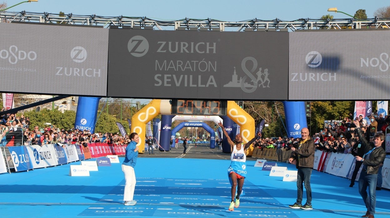 Asrar Abderehman, imponiéndose en la última edición del Zurich Maratón Sevilla