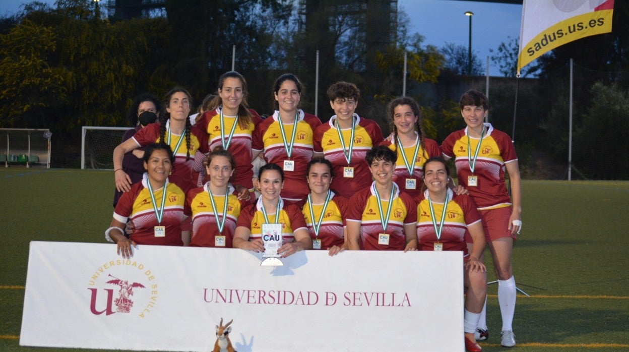 El equipo de rugby 7 femenino posa tras proclamarse campeón