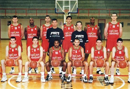Pepe Carrión, a la izquierda de Petrovic, en una foto de familia en Amate del Caja San Fernando de la temporada 1995-1996