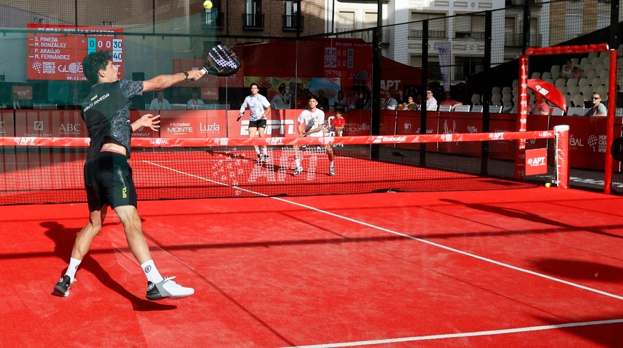 Un lance del partido entre Pineda-González y Araújo-Popovich