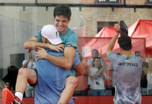 Maxi Sánchez y Juani de Pascual festejan la victoria ante los sevillanos