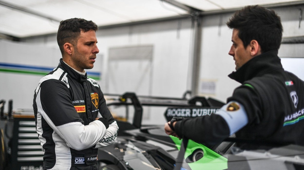 Manu Bejarao, hablando con su ingeniero en Ímola