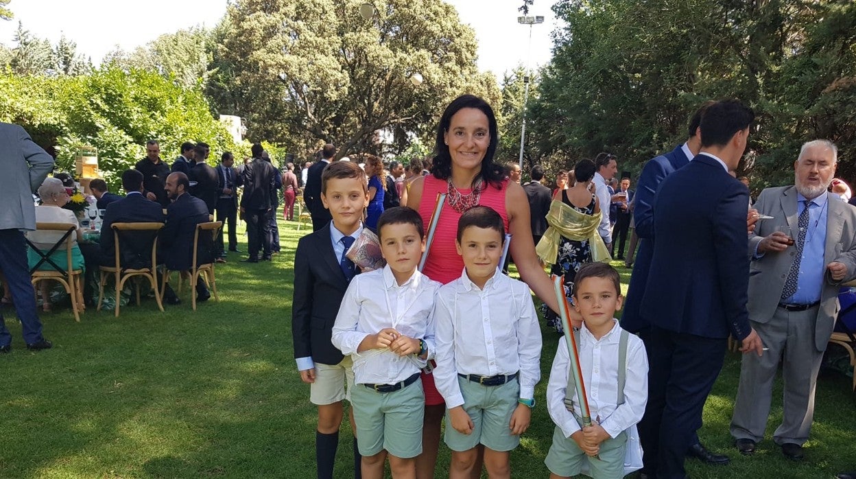 Maite Trueba, en una imagen reciente con su hijos