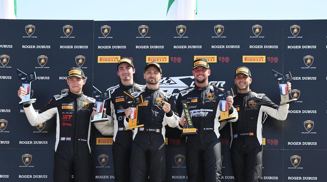 Manu Bejarano, el primero por la derecha, en el podio de Paul Ricard