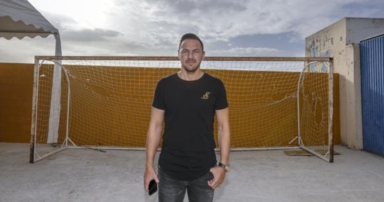 José Manuel Muñoz García, Wilfred, delante de una portería muy cercana a la que se crió