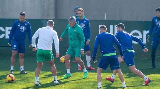 Entrenamiento del Betis sin Francis, Joaquín y Canales