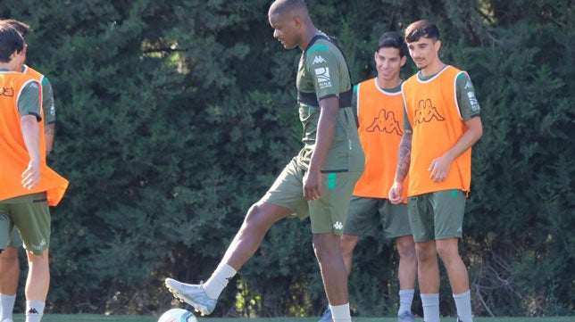William Carvalho, novedad en el entrenamiento del Betis en Montecastillo