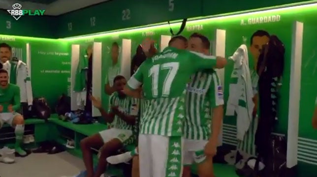 La ovación del vestuario del Betis a Joaquín después de su hat trick