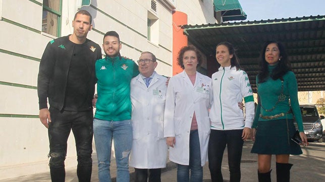 Representantes del Betis agradecen el gesto de los donantes de sangre