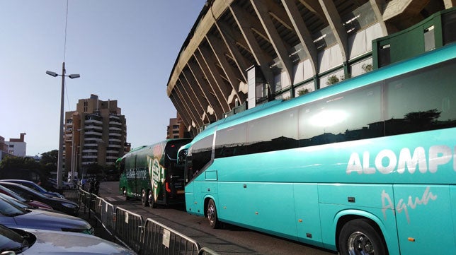 Gritos de “jugadores, mercenarios” y “directiva, dimisión” a la llegada del Betis al Villamarín