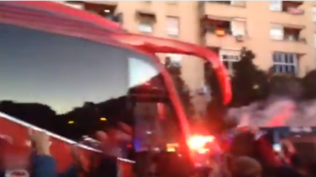 La afición llevó en volandas al Sevilla hasta el Sánchez-Pizjuán