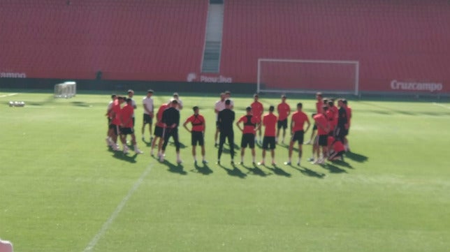 El Sevilla FC se entrena antes de su debut oficial ante el Ujpest