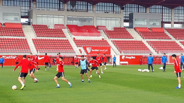 Kjaer no se entrena en una sesión que Jesús Navas inicia con normalidad