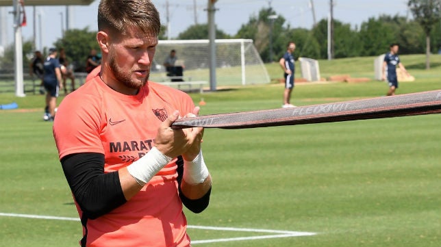 Vaclik y Fernando se ejercitan con normalidad en el Sevilla FC