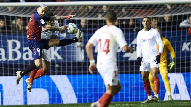 Al descanso en El Sadar, Osasuna y Sevilla empatan en un choque trepidante (1-1)