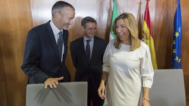 Pedro Montoya, secretario general de Grupo Airbus en España, Antonio Gómez-Guillamón y Susana Díaz