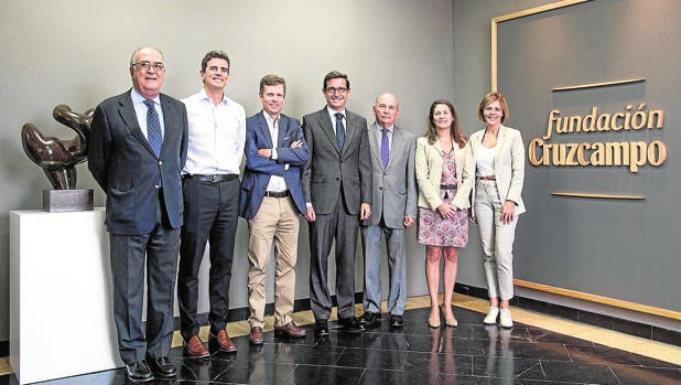 Jorge Paradela, en el centro, con el nuevo patronato de la Fundación