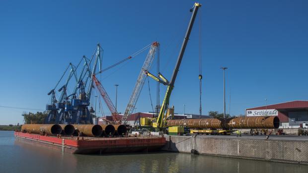 Embarque de mercancía en el Puerto de Sevilla