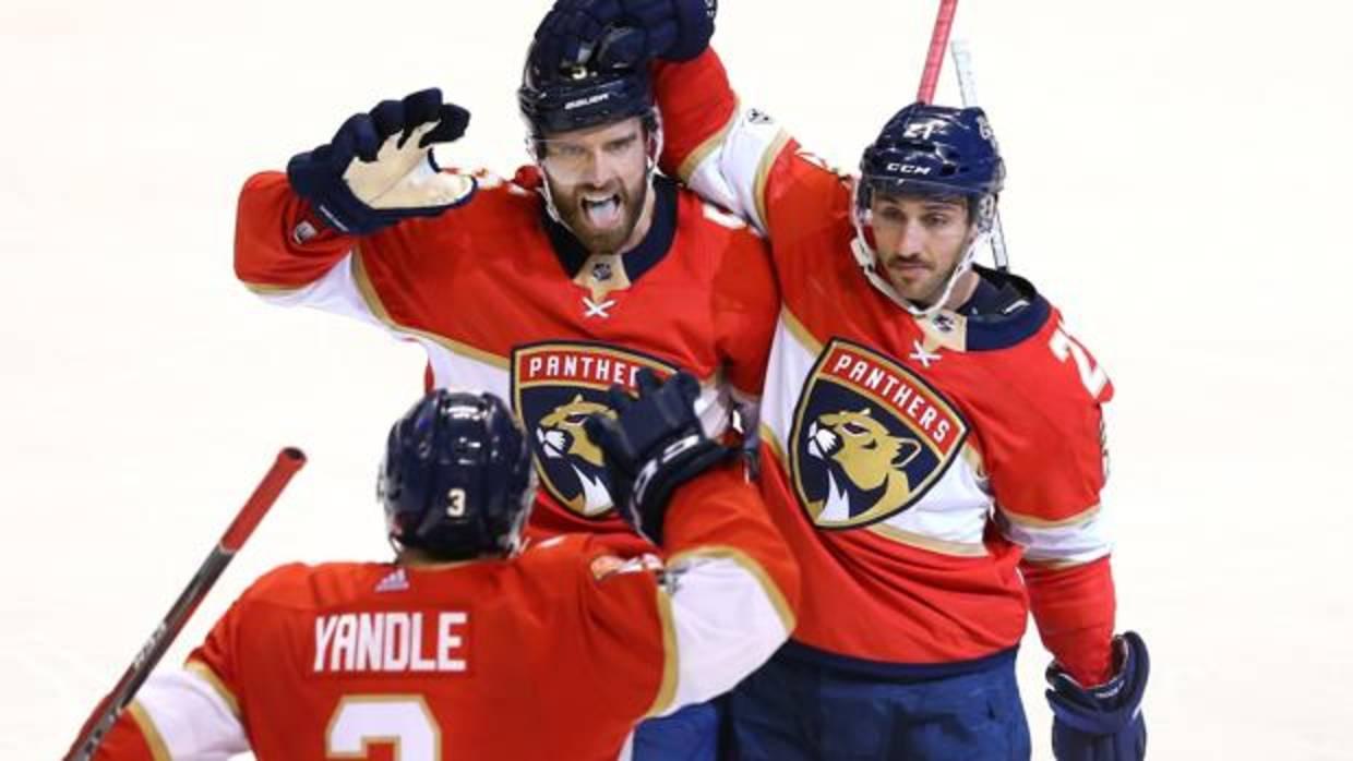 En el centro, Aaron Ekblad