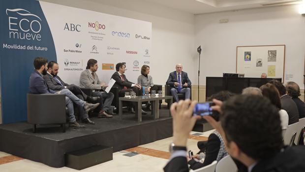 El futuro del transporte se mueve en un coche eléctrico y sostenible