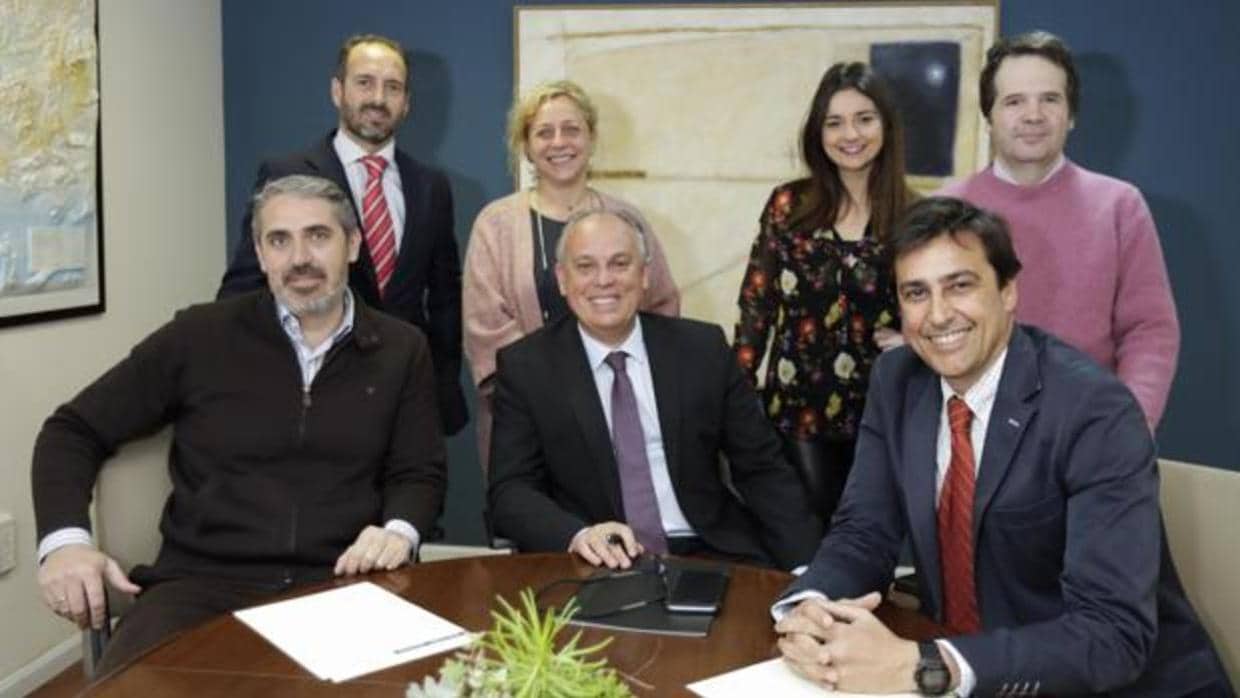 Los socios, Antonio y Juan Luis Pérez-Marín (centro y derecha, sentados), junto a parte del equipo de abogados