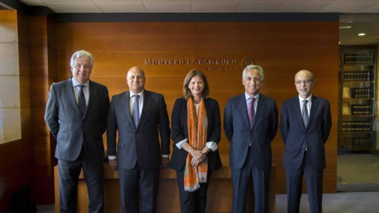 Armando fernández-Aramburu y Enrique Montero escoltan a Isidro del Saz, José Antonio Cahadía y María Martínez-Avial