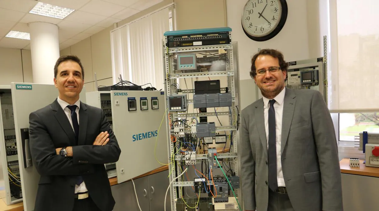 Alfredo Díaz Palancar y Manuel Romero, en la sede de Siemens en Sevilla