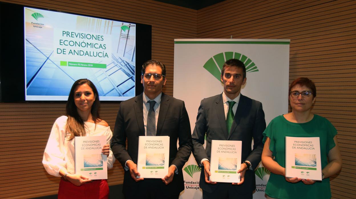 Los responsables de Analistas Económicos, ayer en Málaga