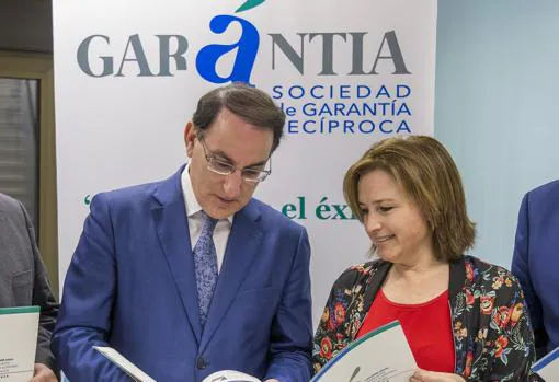 Javier González de Lara, presidente de Garántia, y Maribel Martínez, directora de Abay Analistas Económicos, que ha participado en la elaboración del informe sobre pymes de Garántia