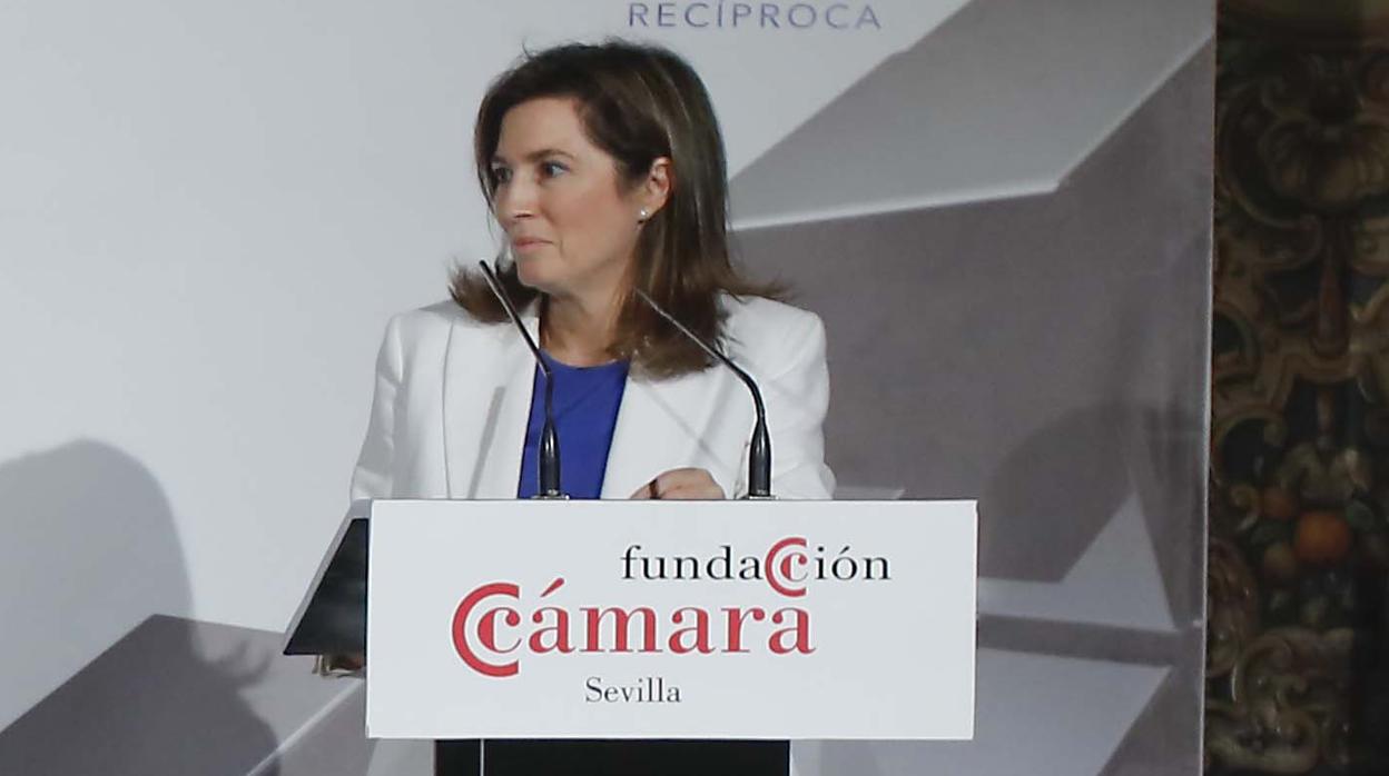 El director de ABC de Sevilla, Álvaro Ybarra, moderó el coloquio protagonizado por Cristina de Parias