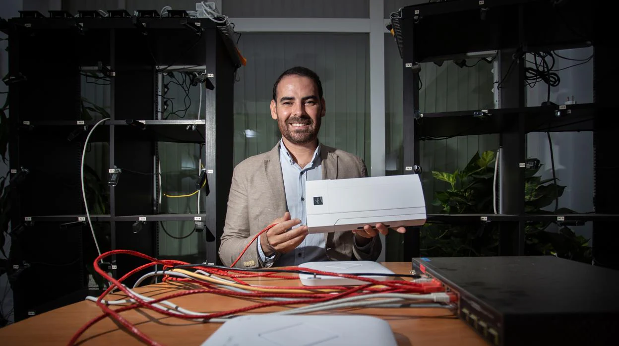 José González, CEO y fundador de Galgus, muestra un dispositivo en la sede de Camas