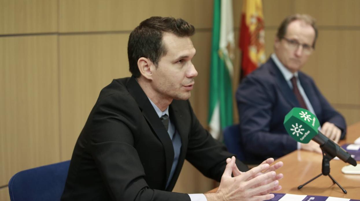 Olexandr Nekhay, profesor del Departamento de Economía de la Universidad Loyola, y el secretario general de CEA, Luis Fernández-Palacios