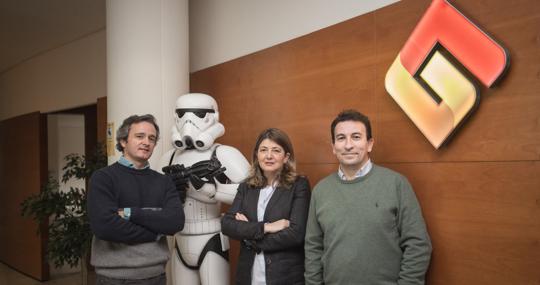 Enrique Tapias, María Jesús Piñas y José Miguel López Catalán, en la sede de Genera Games en Sevilla
