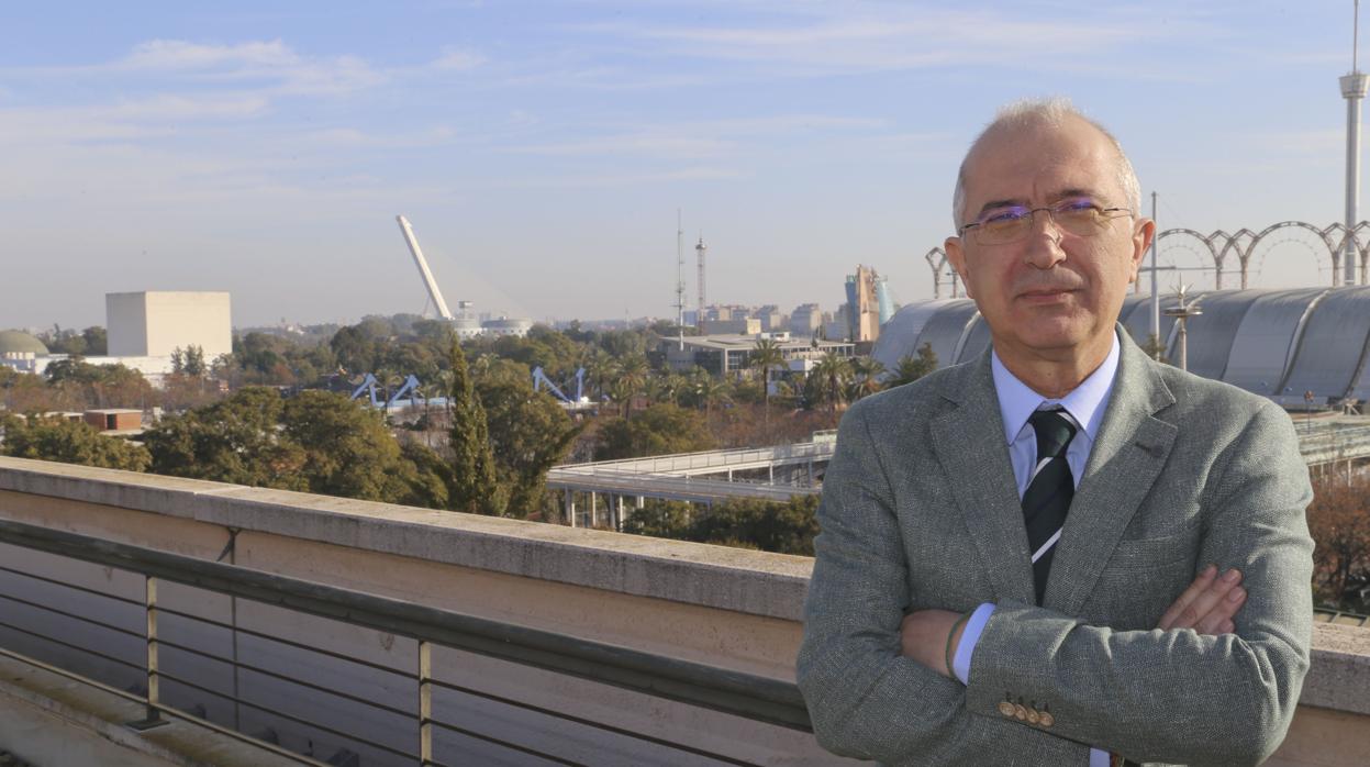 Miguel Ángel García, viceconsejero de Empleo, Formación y Trabajo Autónomo, en la azotea de la Consejería
