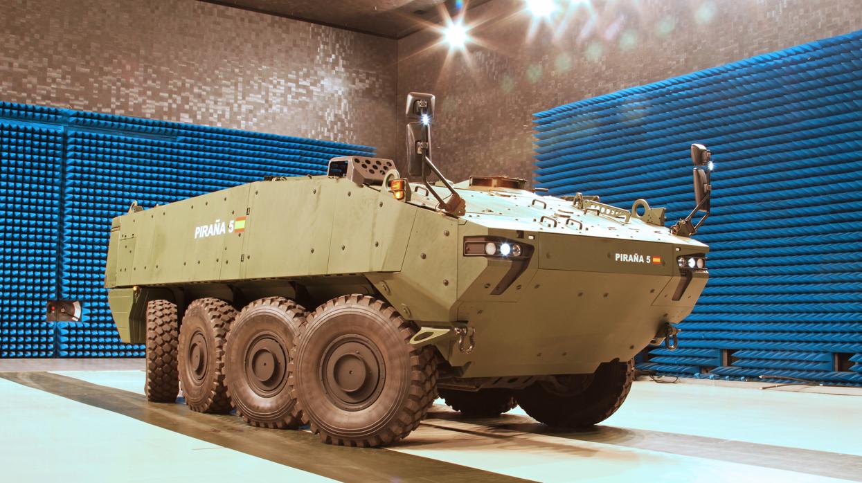 Uno de los cinco prototipos del nuevo carro blindado, el «Dragón» VCR 8x8, siglas que se corresponden con vehículo blindado de ocho ruedas