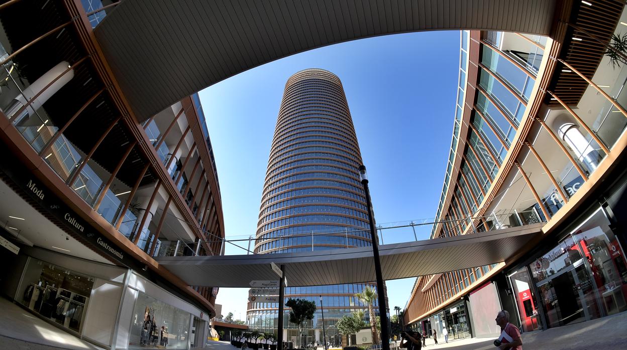 Centro comercial Torre Sevilla, propiedad de CaixaBank a través de la sociedad Puerto Triana