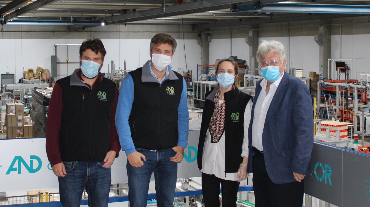 Antonio Ortega, fundador y presidente de And&amp;Or, junto a sus hijos, Juan Pablo, Antonio y Caridad, que están ya en las tareas de gestión, en las instalaciones de la empresa familiar