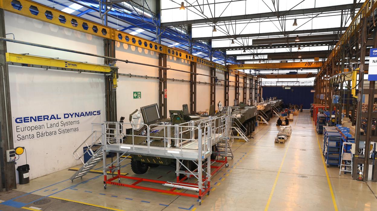 Taller de la fábrica de Santa Bárbara Sistemas en Alcalá de Guadaíra