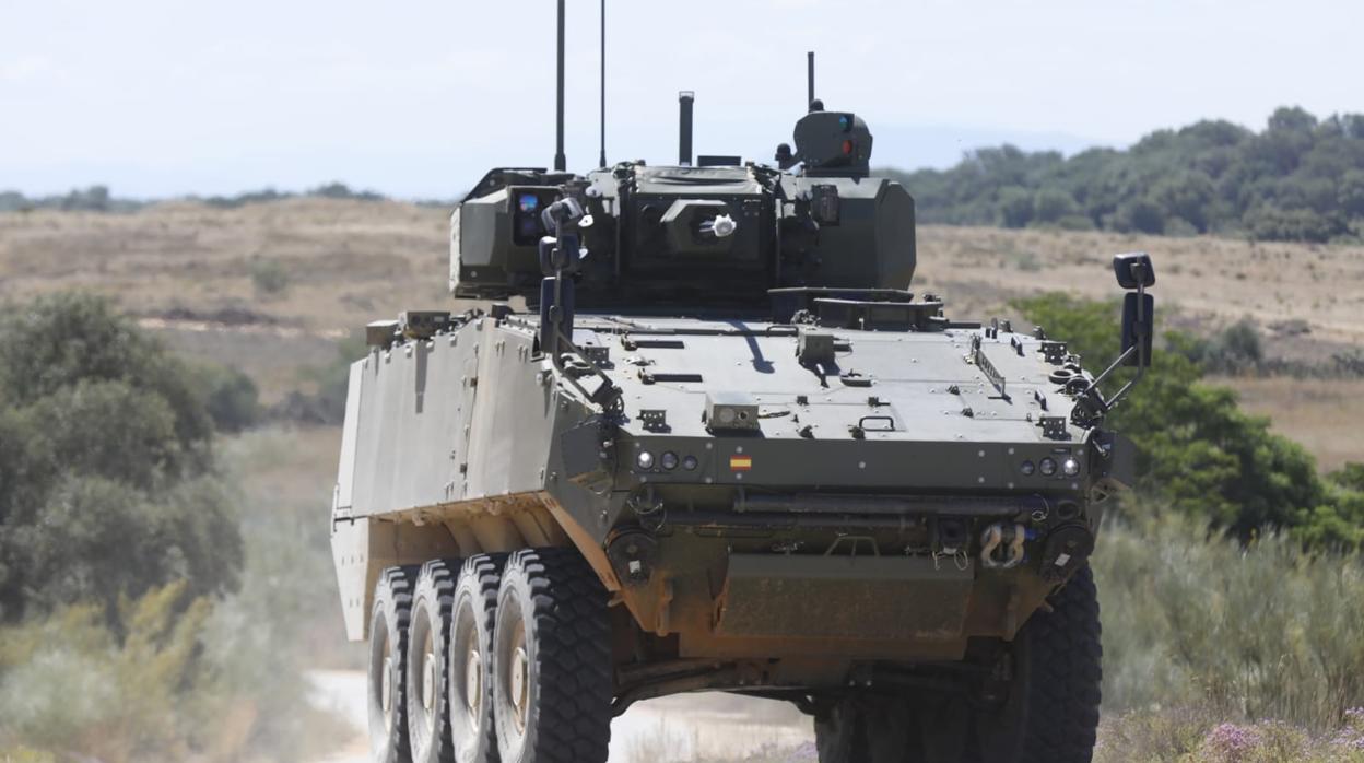 Demostración dinámica de uno de los prototipos del blindado VCR 8x8 en la pista de pruebas de Santa Bárbara en Alcalá de Guadaíra