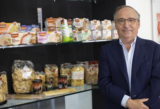 Antonio Hernández Callejas con algunas de las marcas de arroces y pastas que comercializa la multinacional española Ebro Foods