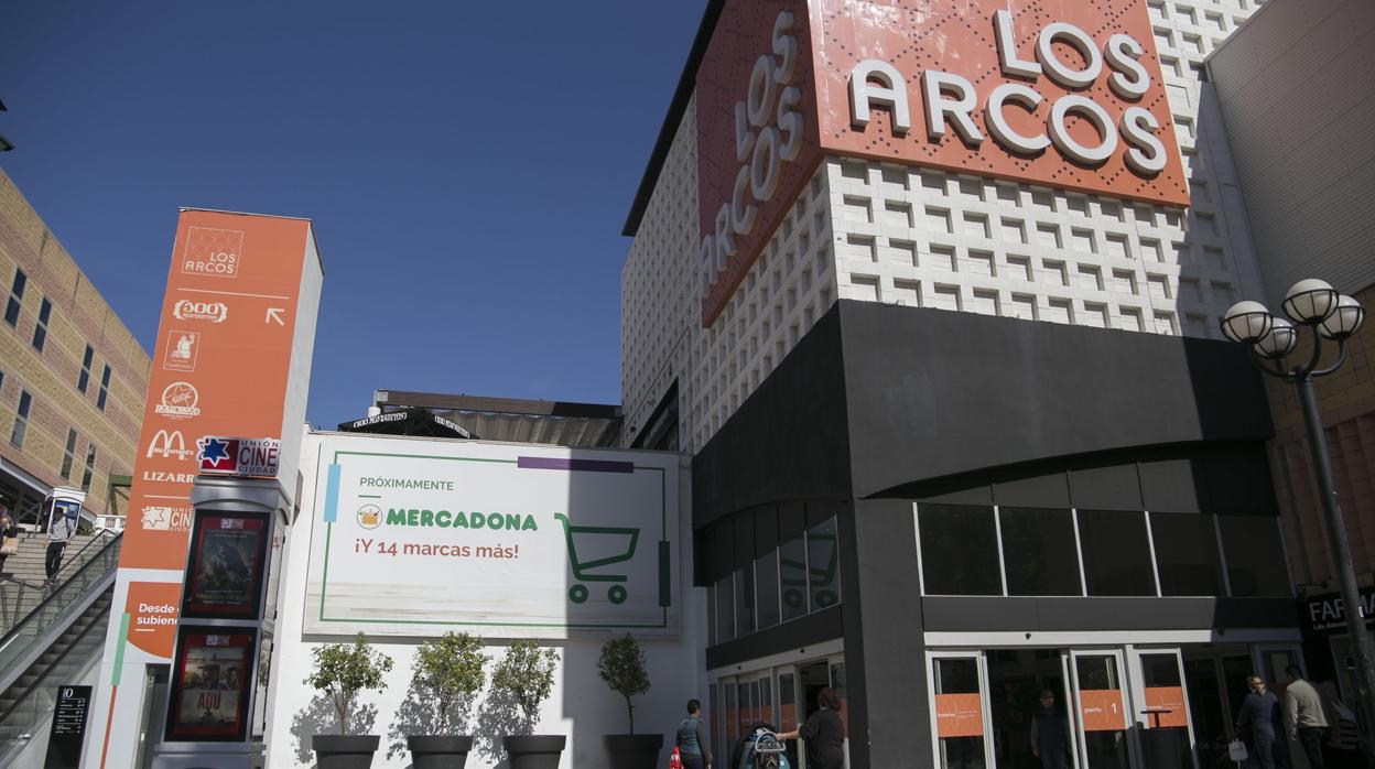 Exteriores del centro comercial Los Arcos con carteles anunciado las apertiras