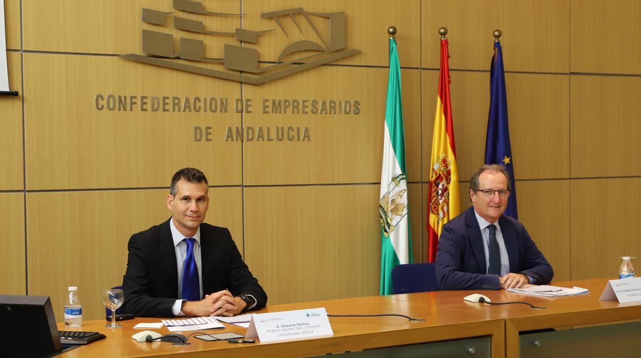 Olexandr Nekhay, profesor del departamento de Economía de la Universidad Loyola y director del informe, y Luis Fernández-Palacios, secretario general de CEA, ayer en Sevilla