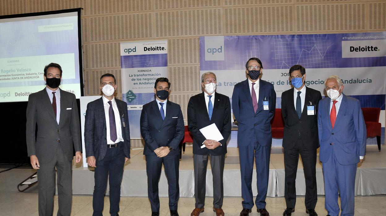 De izquierda a derecha, Felipe Medina (director APD Sur ); Javier Millán y Manuel Alejandro Cardenete (Consejería de Turismo, Regeneración, Justicia y Administración Local de la Junta de Andalucía); Rogelio Velasco (Consejero de Transformación Económica, Industria, Conocimiento y Universidades) Mauricio González Gordon (APD-González Byass); Leopoldo Parias (Deloitte) y Antonio Pascual (Endesa)