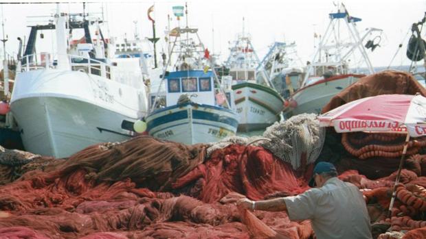 La propuesta de la UE de recortar los días de pesca llevaría al desguace a 25 barcos andaluces de arrastre