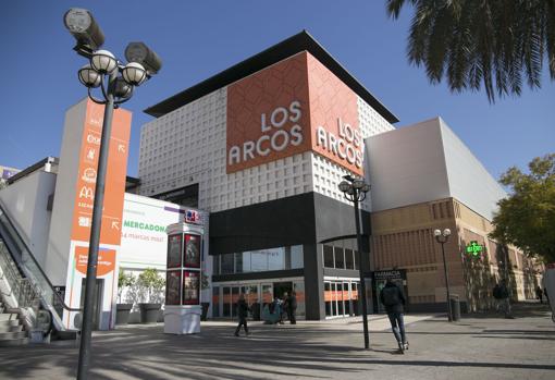 Entrada del centro comercial Los Arcos, en la avenida de Andalucía