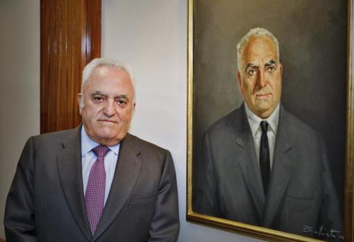 Manuel Contreras junto al retrato de su padre, Manuel Contreras Graciani