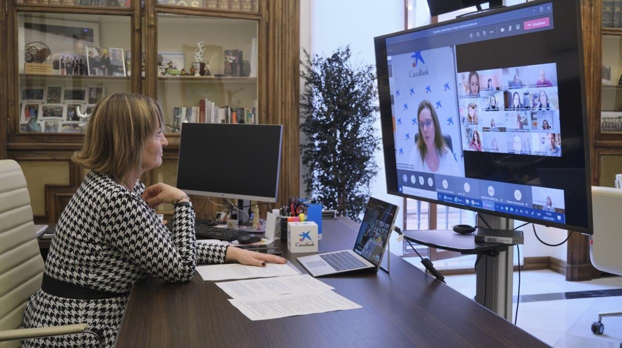 María Jesús Catalá, en un momento del encuentro mantenido con Ana Díaz Fontana y otras mujeres directivas y empresarias